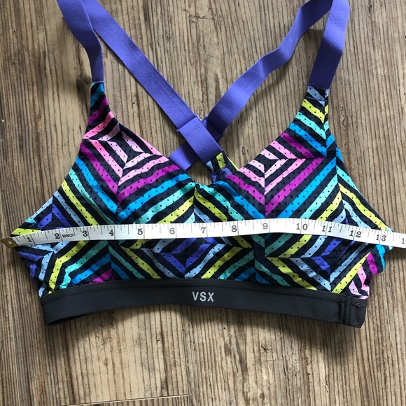 Victoria’s Secret sports bra with adjustable straps and geometric design - Picture 4 of 9
